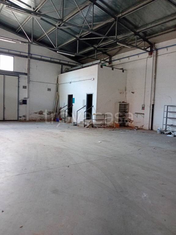 locale commerciale in affitto a Reggio nell'Emilia in zona Santa Croce