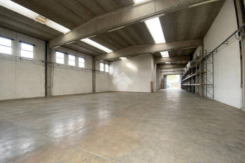 locale commerciale in affitto a Reggio nell'Emilia in zona Mancasale