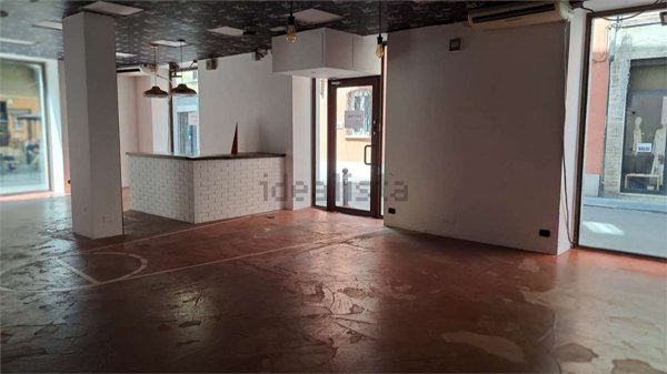 negozio in affitto a Reggio nell'Emilia in zona San Prospero Strinati