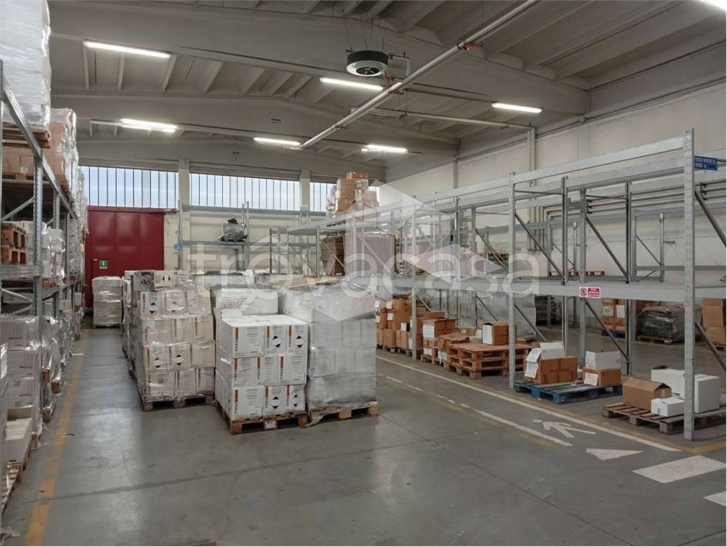 locale commerciale in affitto a Reggio nell'Emilia in zona Buco del Signore