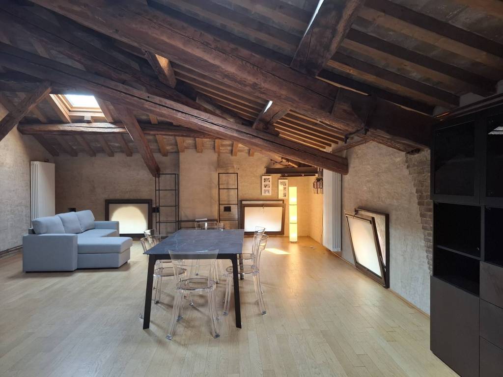 appartamento in affitto a Reggio nell'Emilia in zona Città Storica