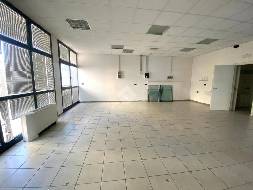 locale commerciale in affitto a Reggio nell'Emilia in zona San Maurizio