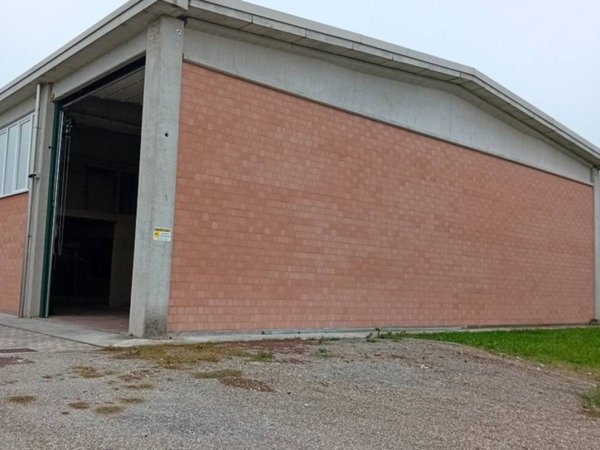 locale commerciale in affitto a Reggio nell'Emilia