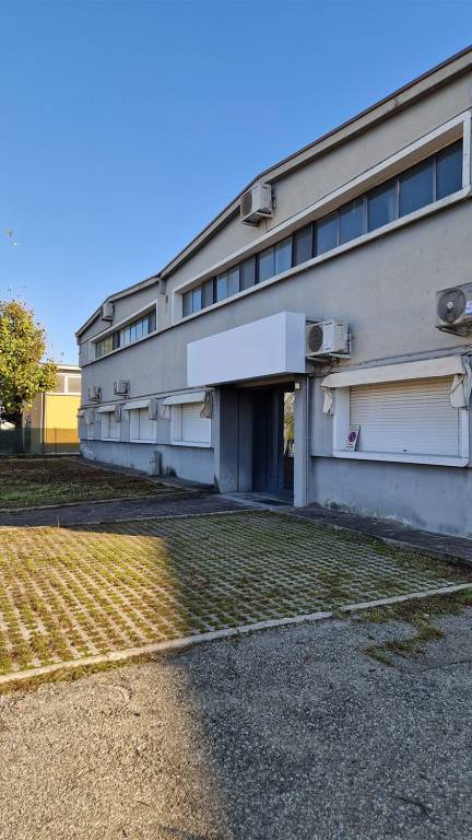 locale commerciale in affitto a Reggio nell'Emilia in zona Mancasale