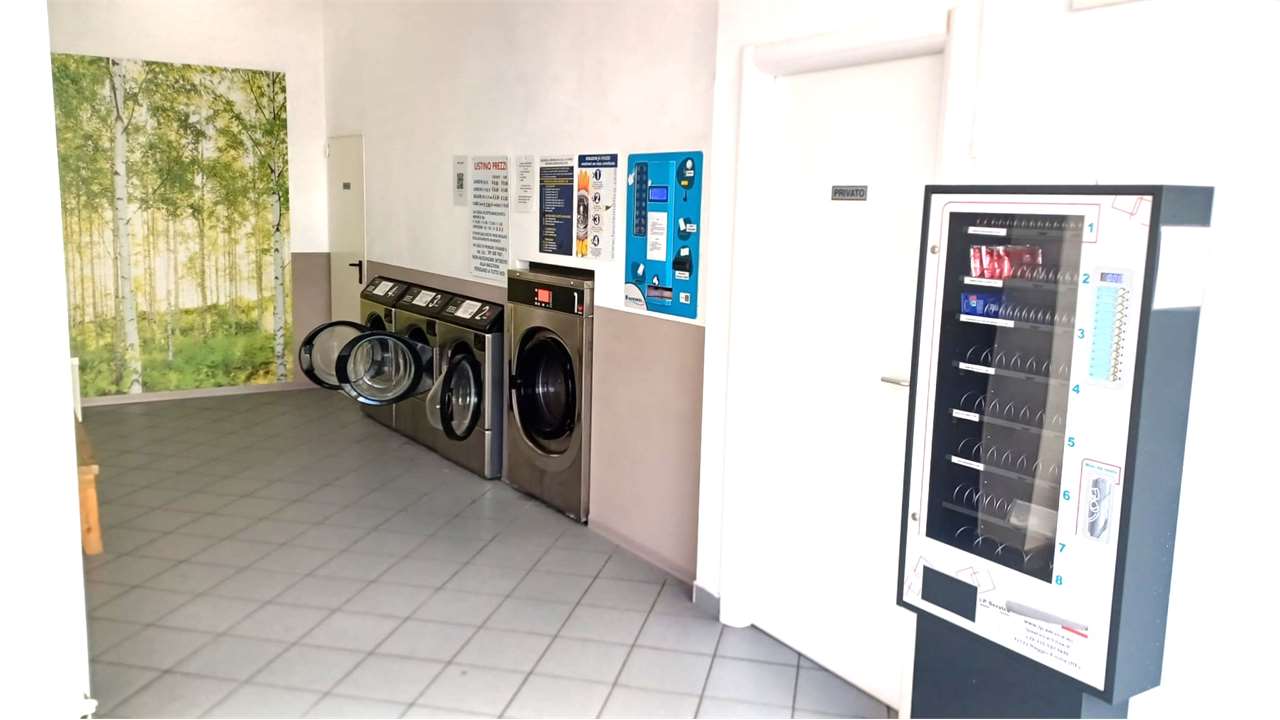 locale commerciale in affitto a Reggio nell'Emilia in zona Ospizio