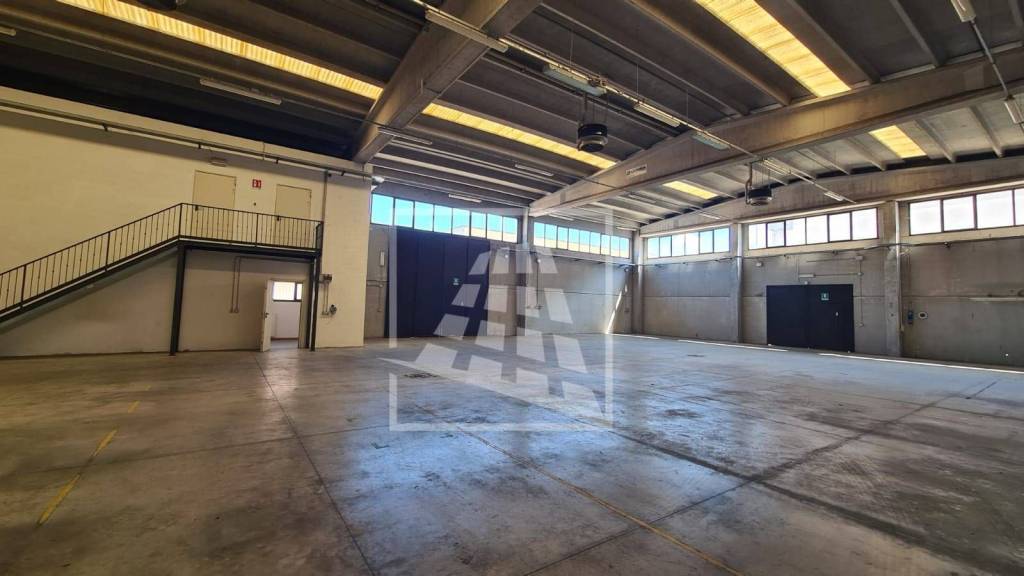 locale commerciale in affitto a Reggio nell'Emilia in zona Cella
