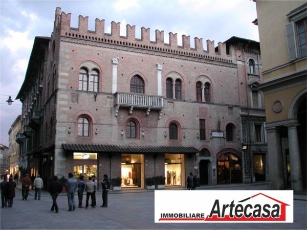 negozio in affitto a Reggio nell'Emilia in zona Città Storica
