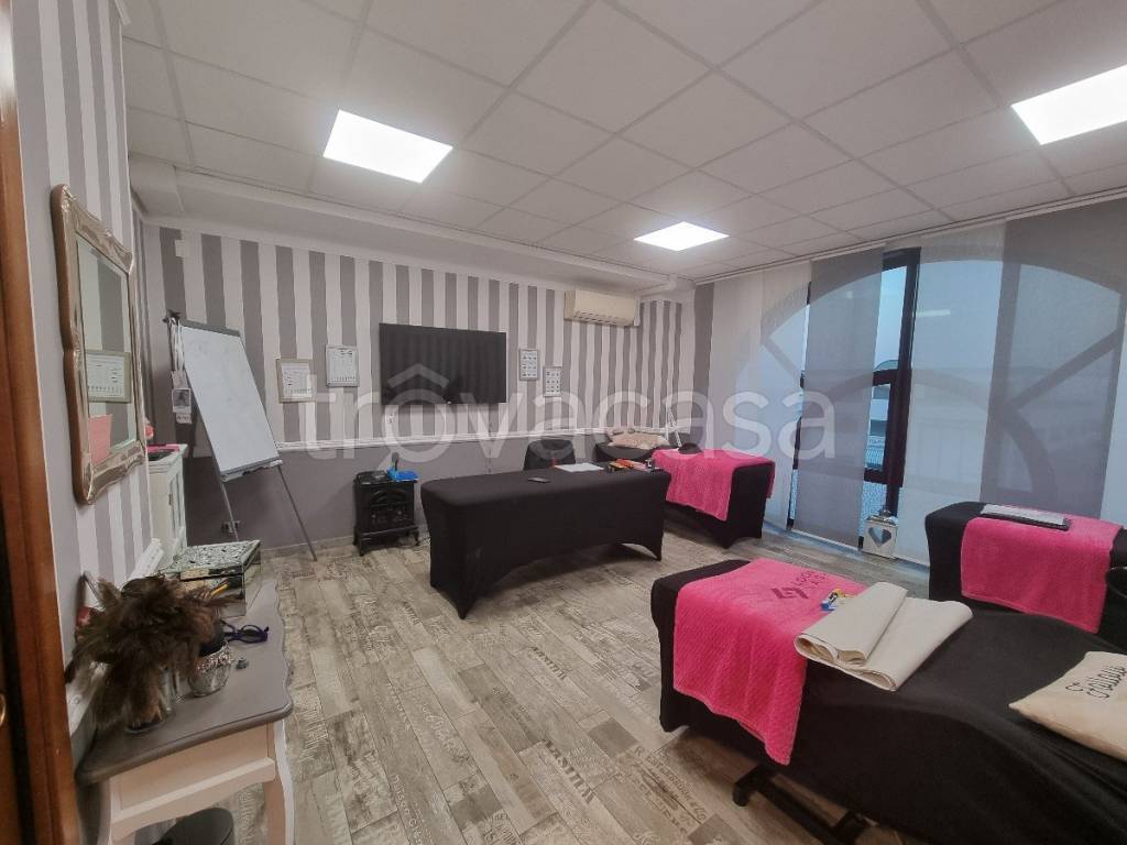 locale commerciale in affitto a Reggio nell'Emilia in zona Cadè / Gaida