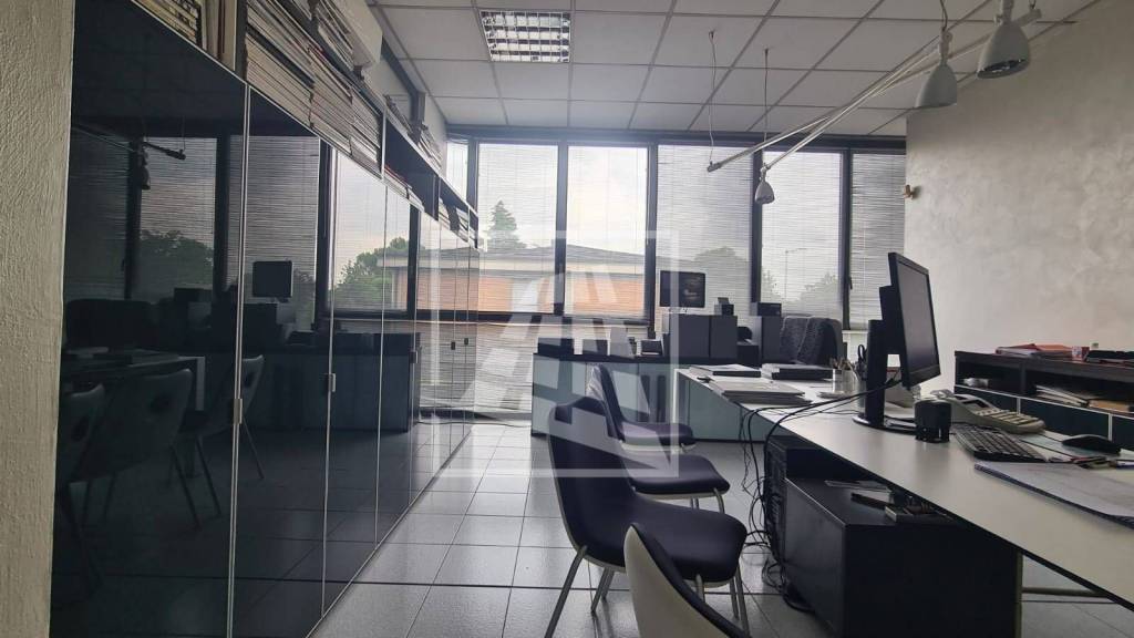 locale commerciale in affitto a Reggio nell'Emilia in zona Mancasale