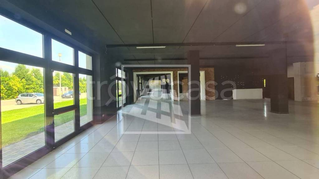 locale commerciale in affitto a Reggio nell'Emilia in zona Cella