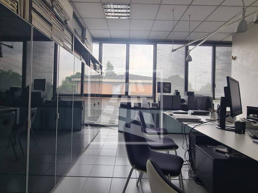 negozio in affitto a Reggio nell'Emilia in zona San Prospero Strinati
