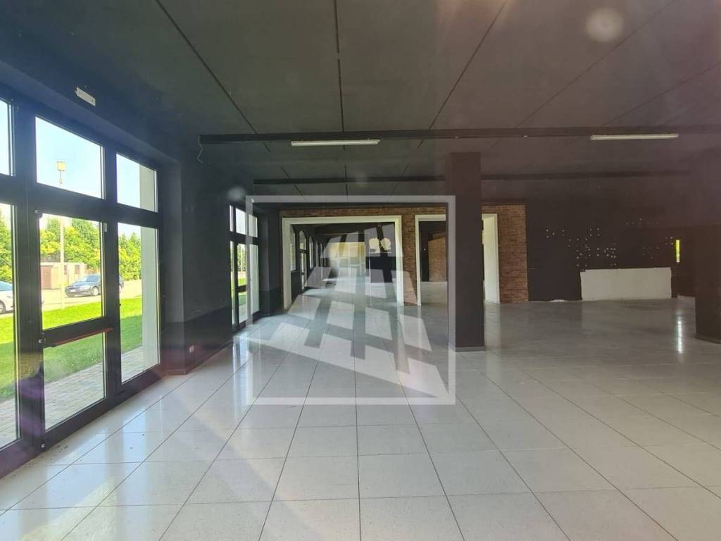 negozio in affitto a Reggio nell'Emilia in zona Cella
