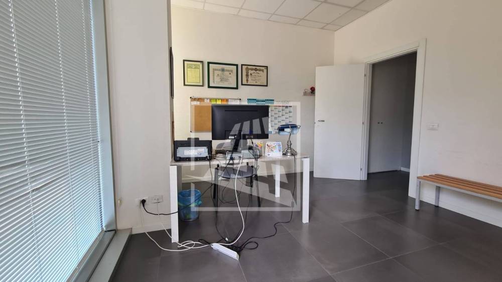 locale commerciale in affitto a Reggio nell'Emilia in zona San Prospero Strinati