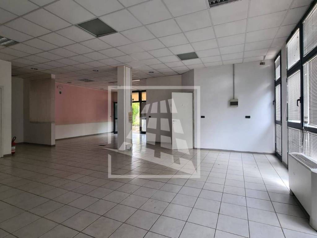 negozio in affitto a Reggio nell'Emilia in zona San Maurizio
