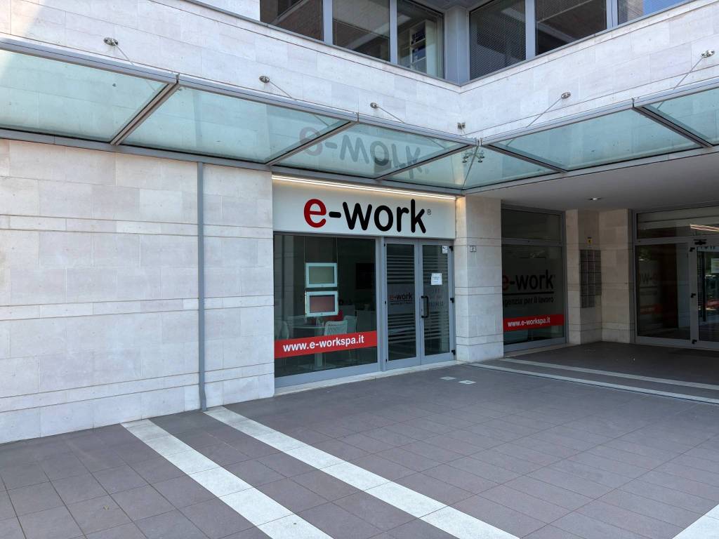 negozio in affitto a Reggio nell'Emilia in zona Tribunale
