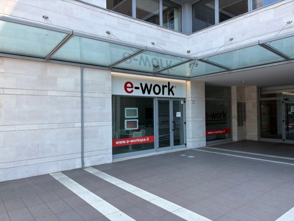 locale commerciale in affitto a Reggio nell'Emilia in zona Tribunale