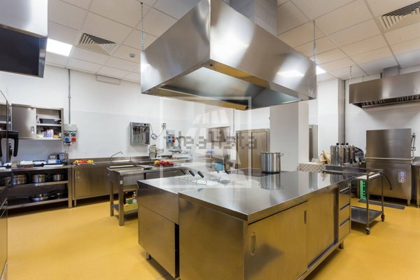 locale commerciale in affitto a Reggio nell'Emilia in zona Tribunale