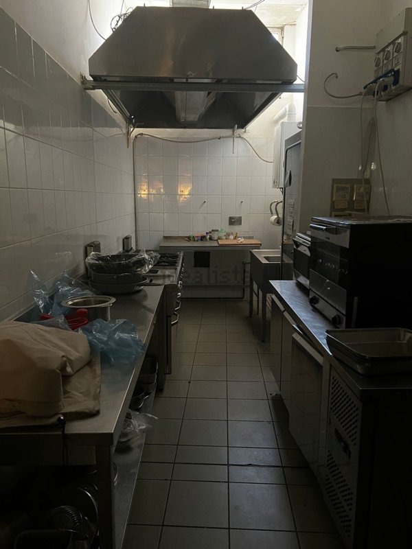 locale commerciale in affitto a Reggio nell'Emilia in zona Santa Croce