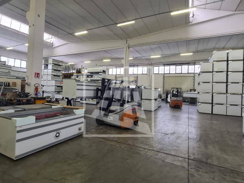 locale commerciale in affitto a Reggio nell'Emilia in zona Sesso