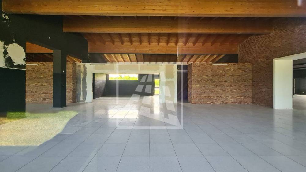 locale commerciale in affitto a Reggio nell'Emilia in zona Cella