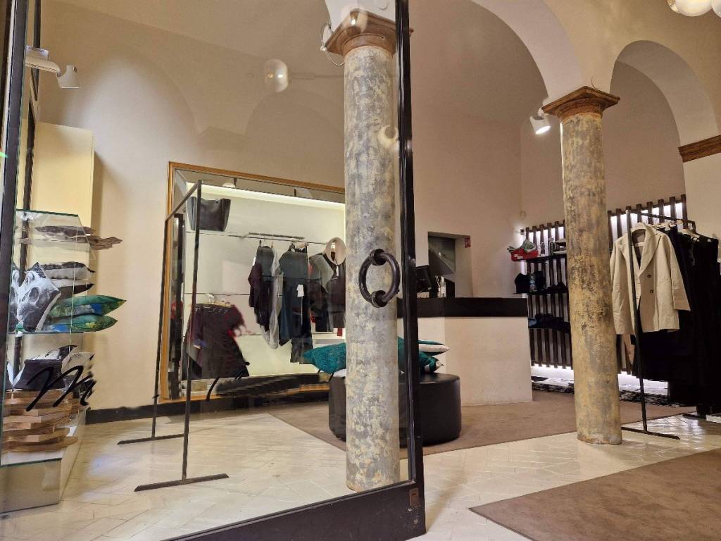 negozio in affitto a Reggio nell'Emilia in zona Città Storica