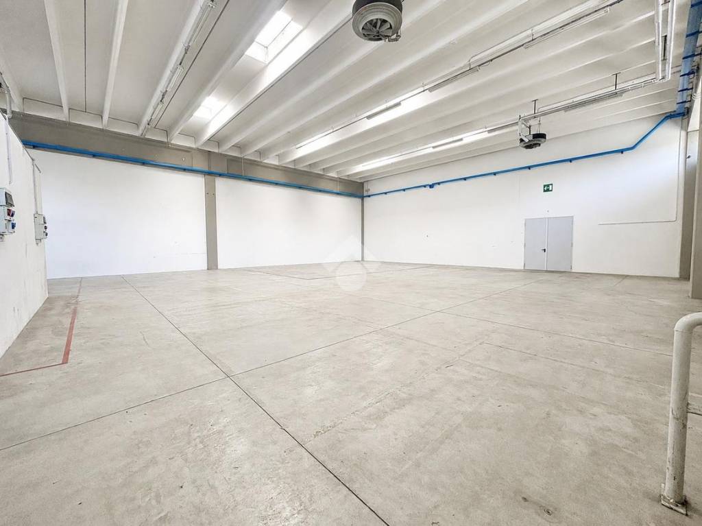 locale commerciale in affitto a Reggio nell'Emilia in zona Ospizio