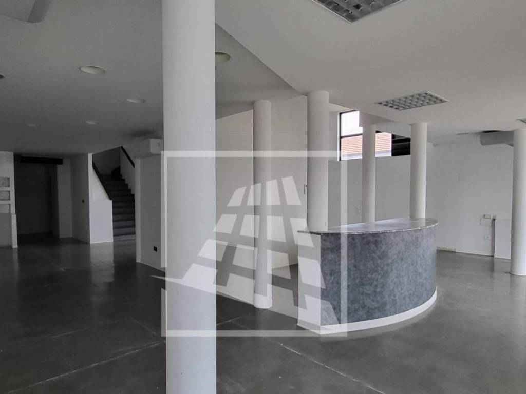 locale commerciale in affitto a Reggio nell'Emilia in zona Ospizio