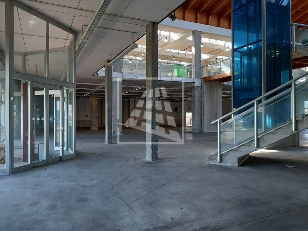 locale commerciale in affitto a Rolo