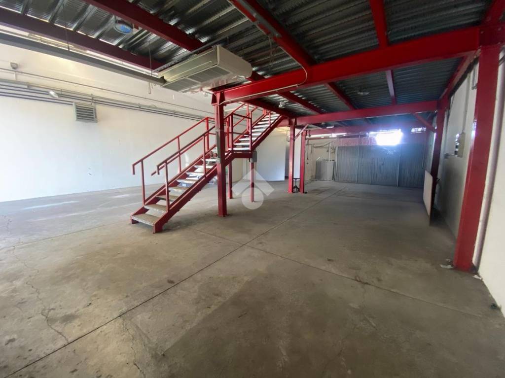 locale commerciale in affitto a Sant'Ilario d'Enza in zona Calerno