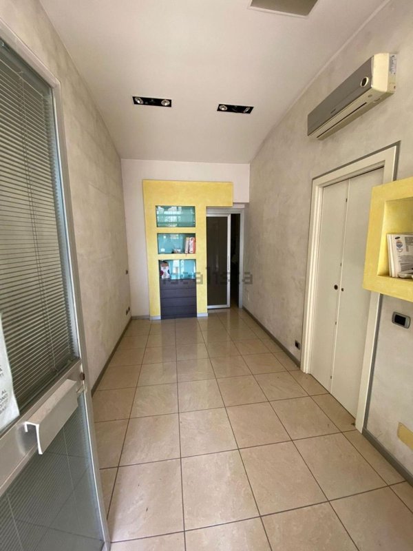 negozio in affitto a Scandiano