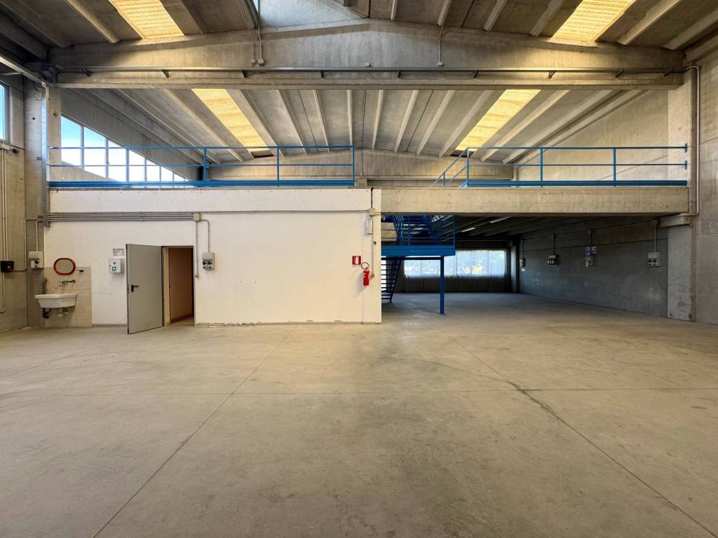 locale commerciale in affitto a Scandiano