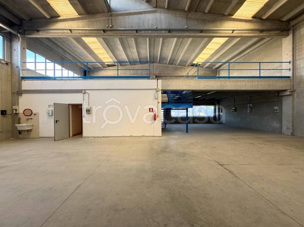 locale commerciale in affitto a Scandiano