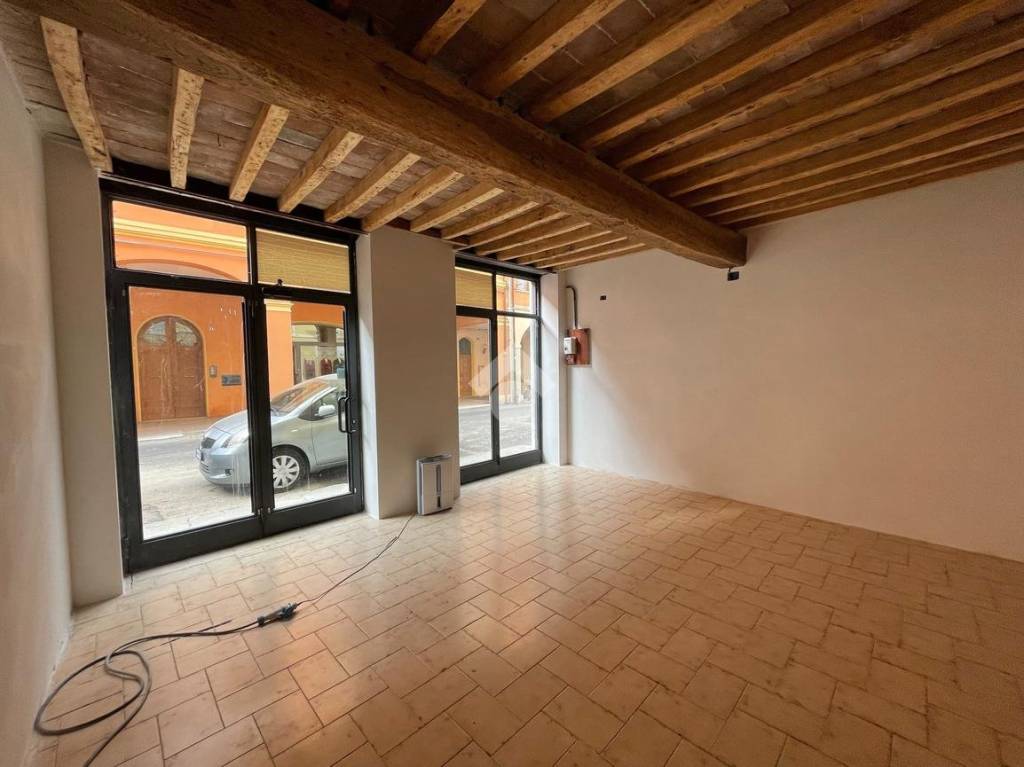 negozio in affitto a Carpi in zona Centro Storico