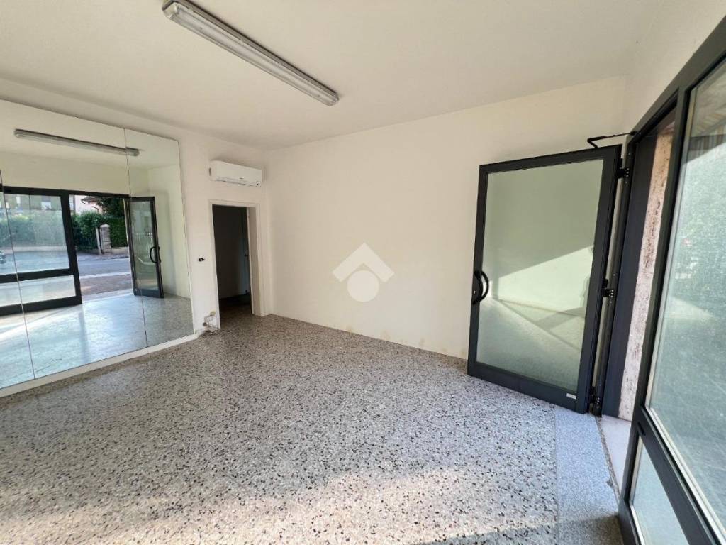 negozio in affitto a Carpi in zona Quartirolo