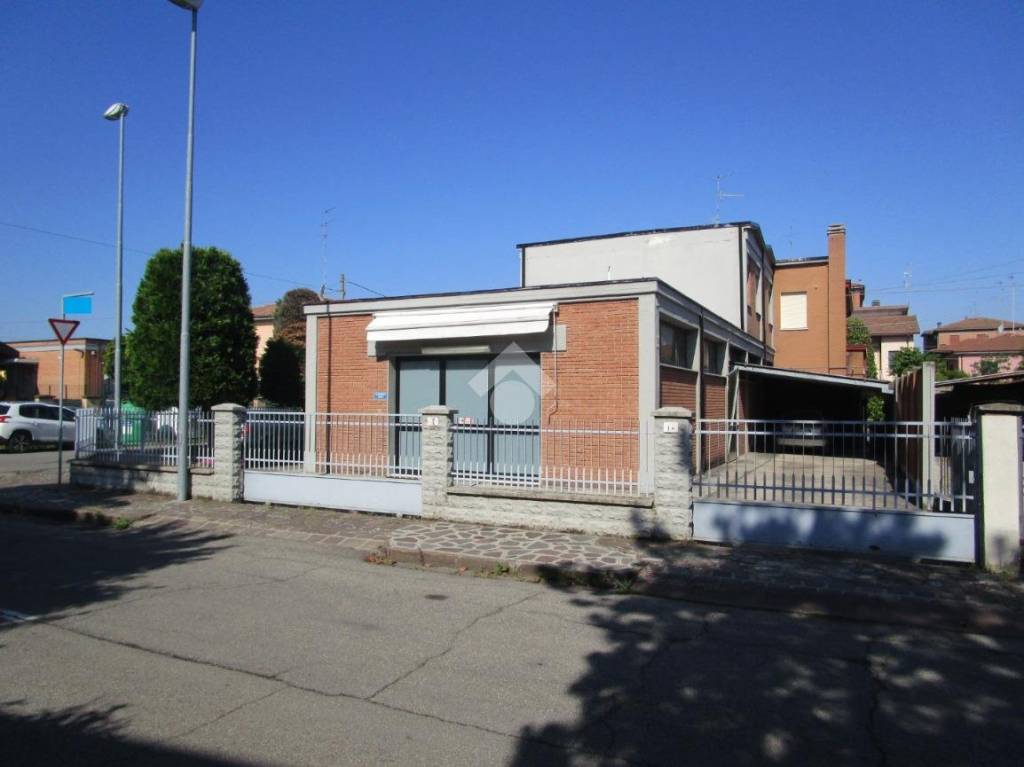 negozio in affitto a Carpi in zona Quartirolo