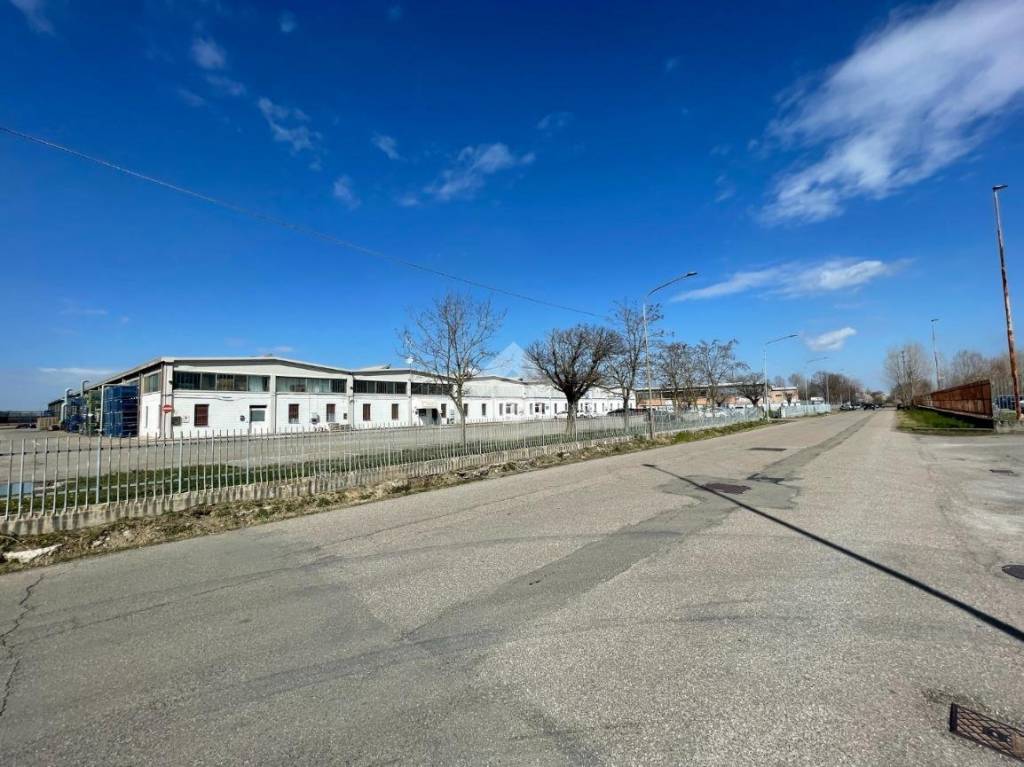 locale commerciale in affitto a Carpi