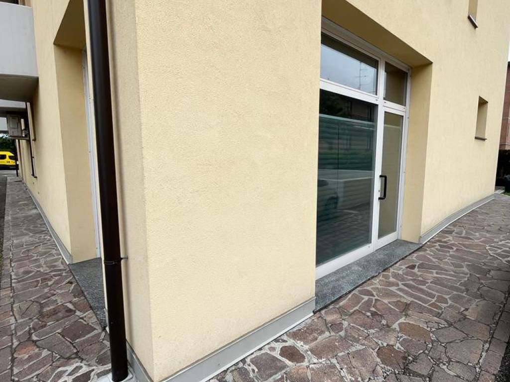 locale commerciale in affitto a Carpi