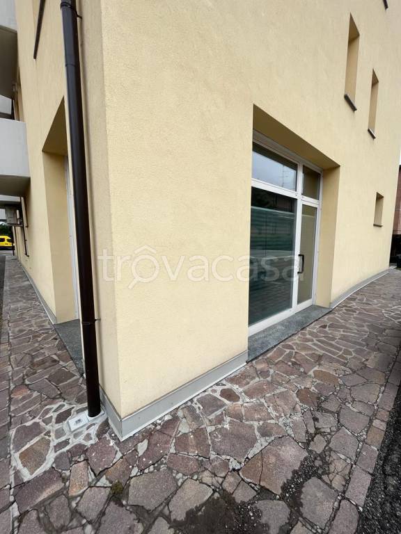 locale commerciale in affitto a Carpi