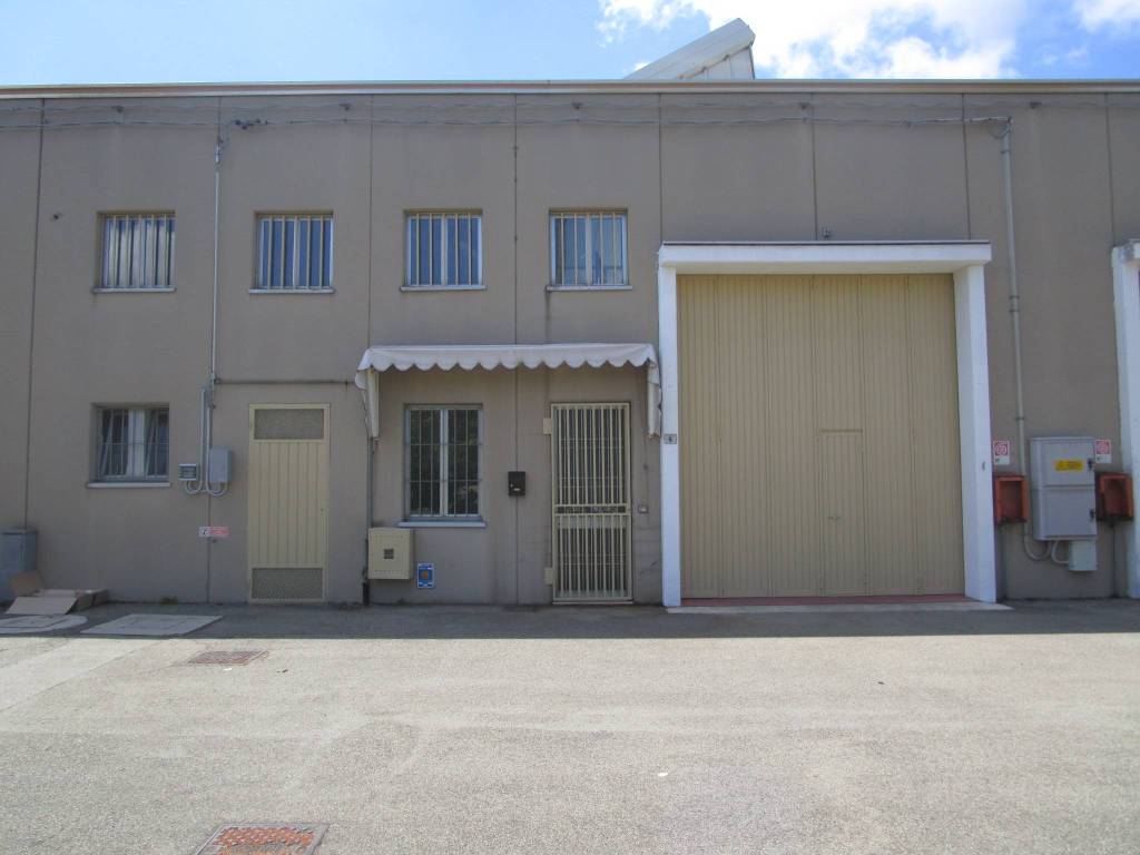 locale commerciale in affitto a Carpi