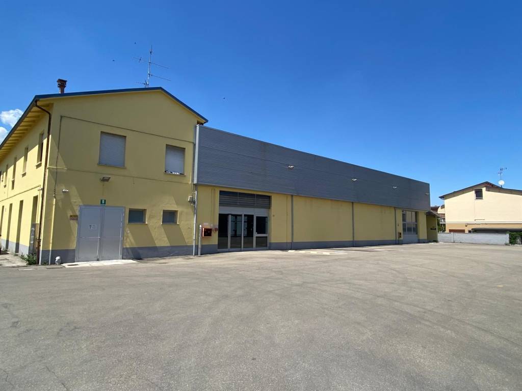 locale commerciale in affitto a Castelfranco Emilia