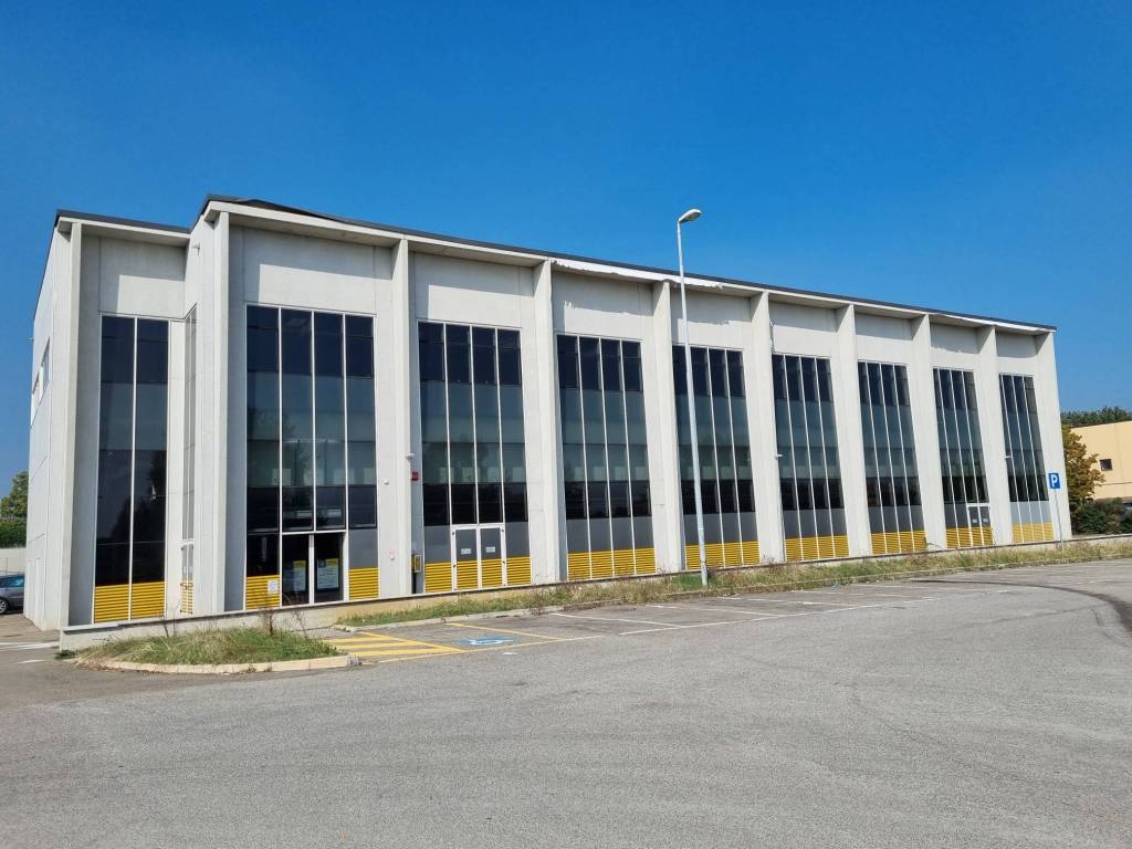 locale commerciale in affitto a Castelnuovo Rangone