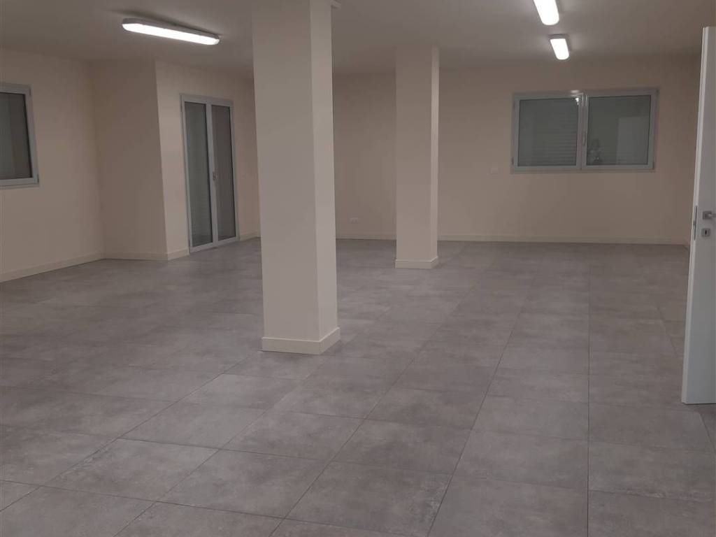 negozio in affitto a Mirandola
