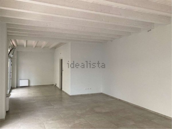 locale commerciale in affitto a Mirandola