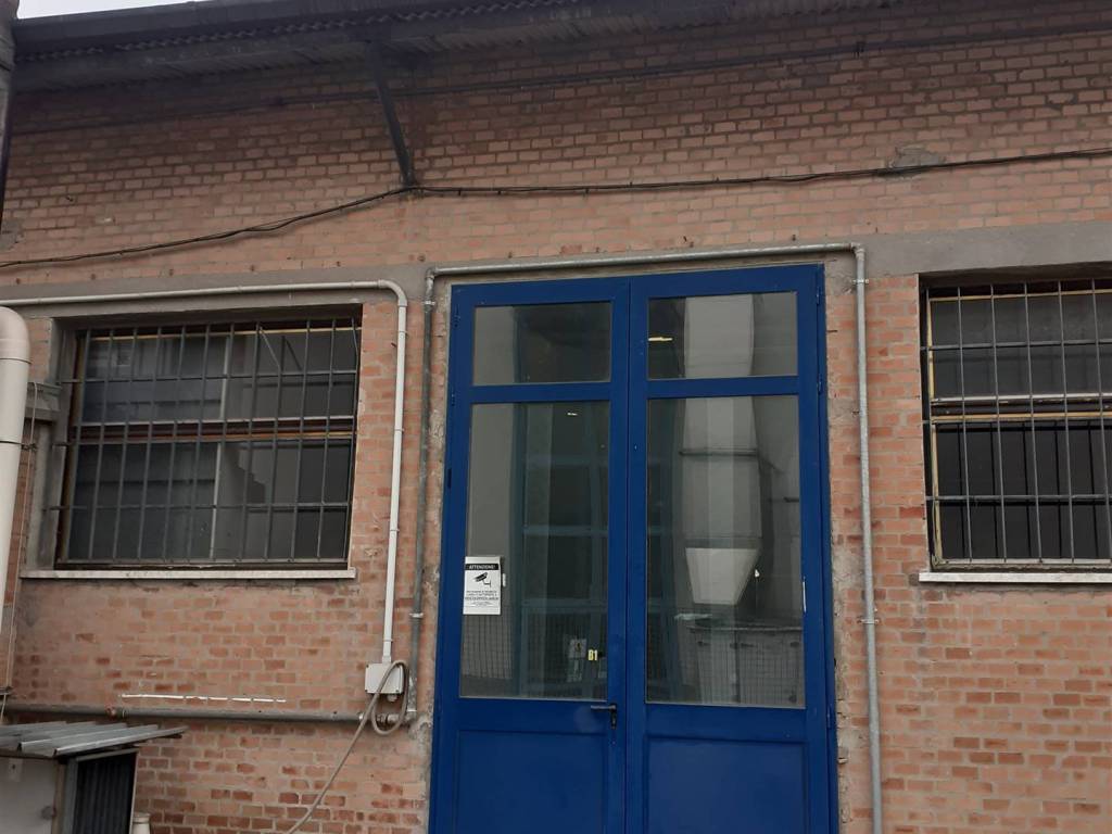 locale commerciale in affitto a Mirandola