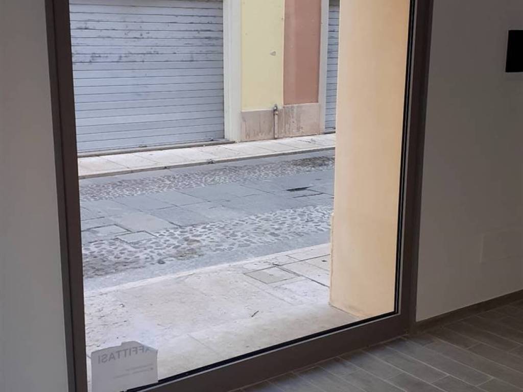negozio in affitto a Mirandola