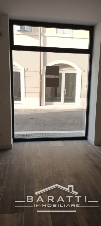 negozio in affitto a Mirandola