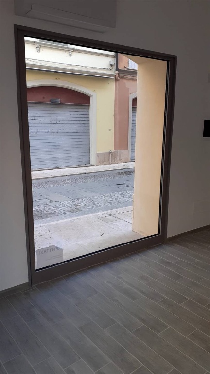 negozio in affitto a Mirandola