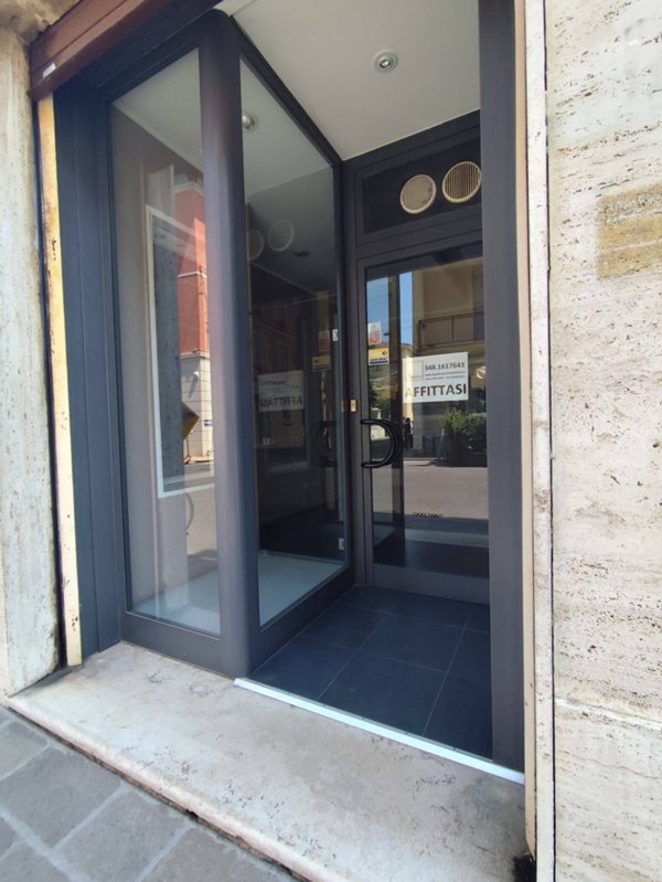locale commerciale in affitto a Mirandola