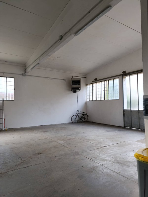 locale commerciale in affitto a Mirandola