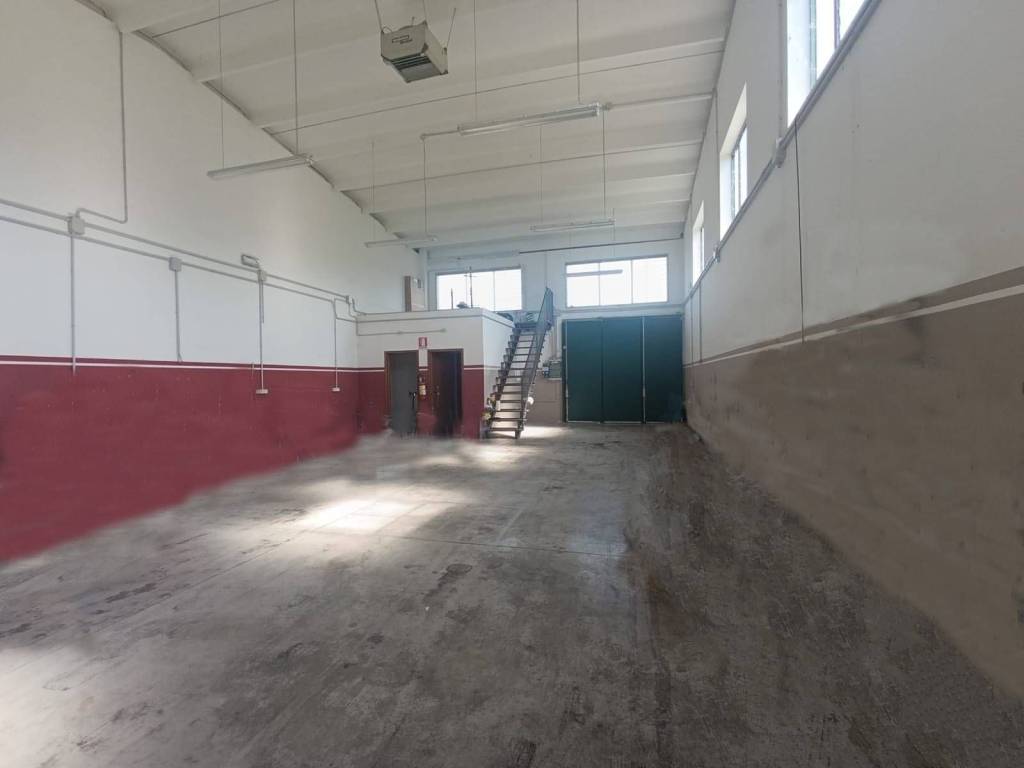 locale commerciale in affitto a Mirandola